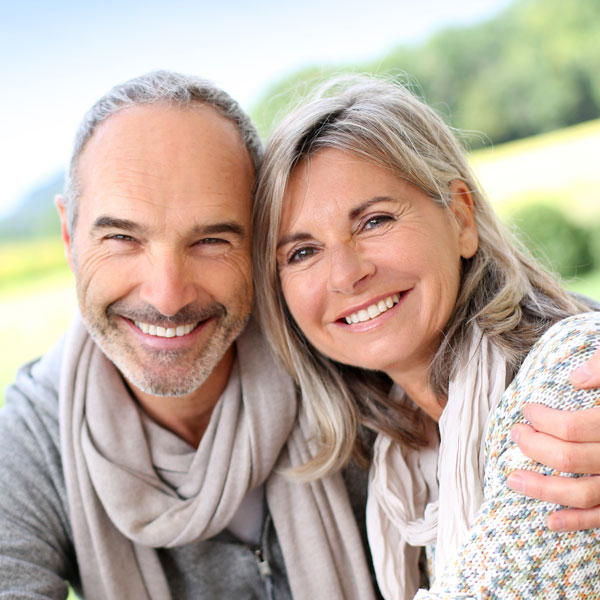 Portraitoflovingseniorcoupleenjoyinglife